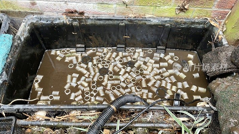 塑胶花园池塘滤池/锦鲤滤池，污水及絮凝剂管道滤料被移除以净化，高架景观